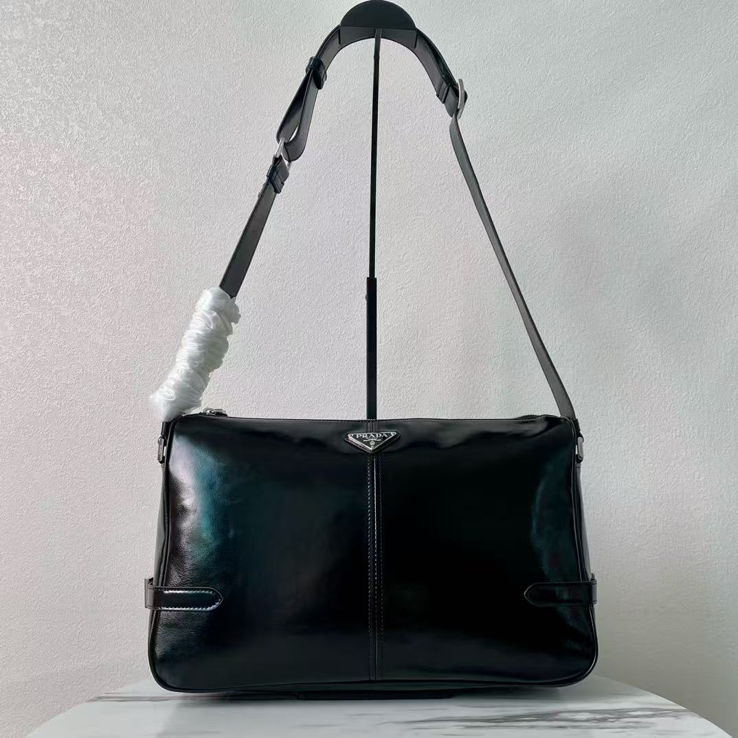 프라다 삼각 로고 카프스킨 크로스백