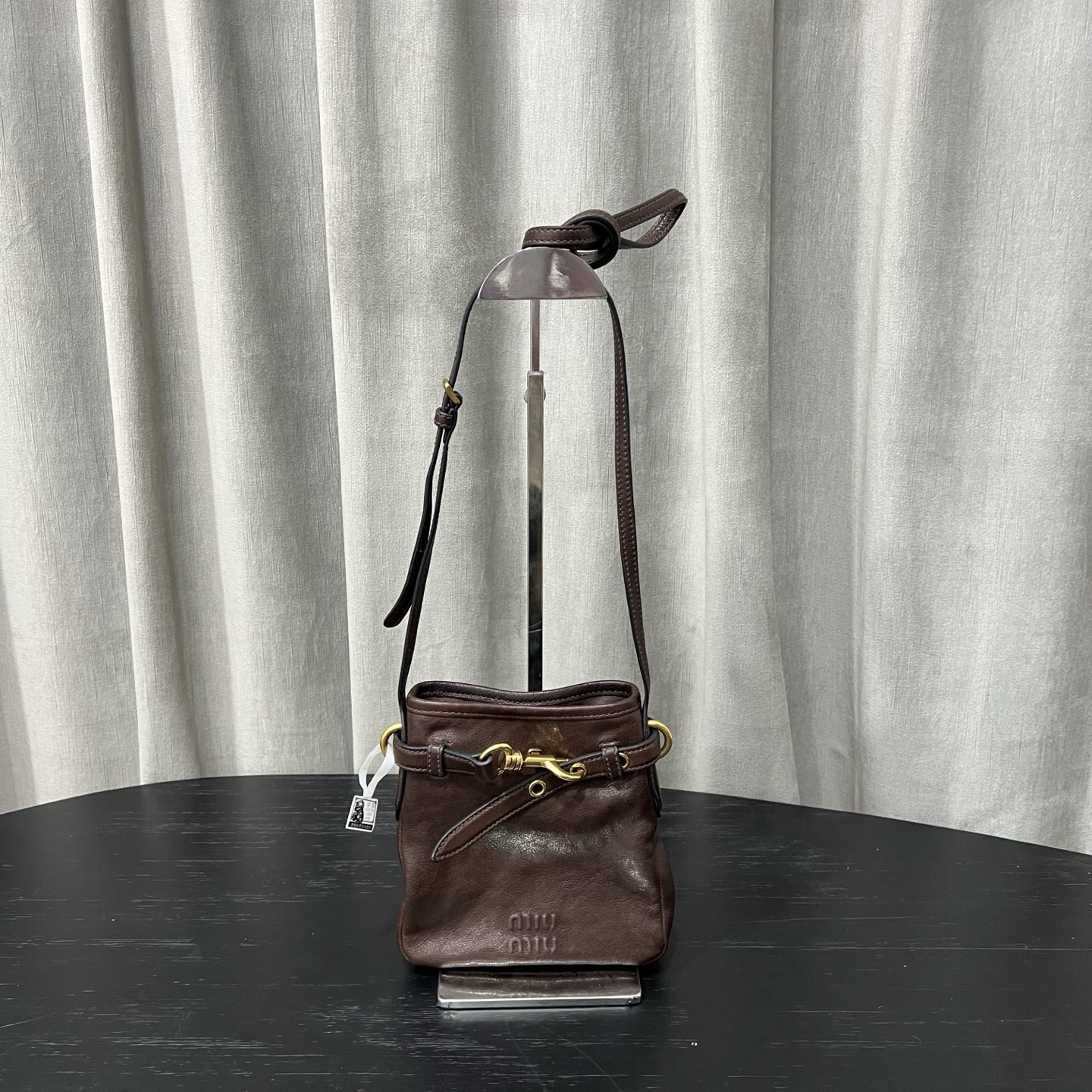 미우미우 나파 레더 파우치