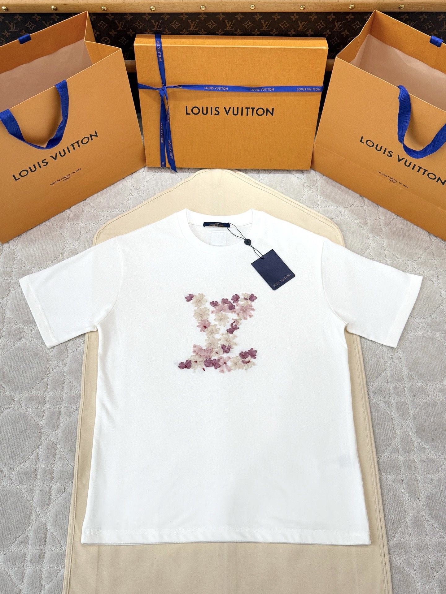 루이비통 25ss 자수 벚꽃 무늬 반팔티