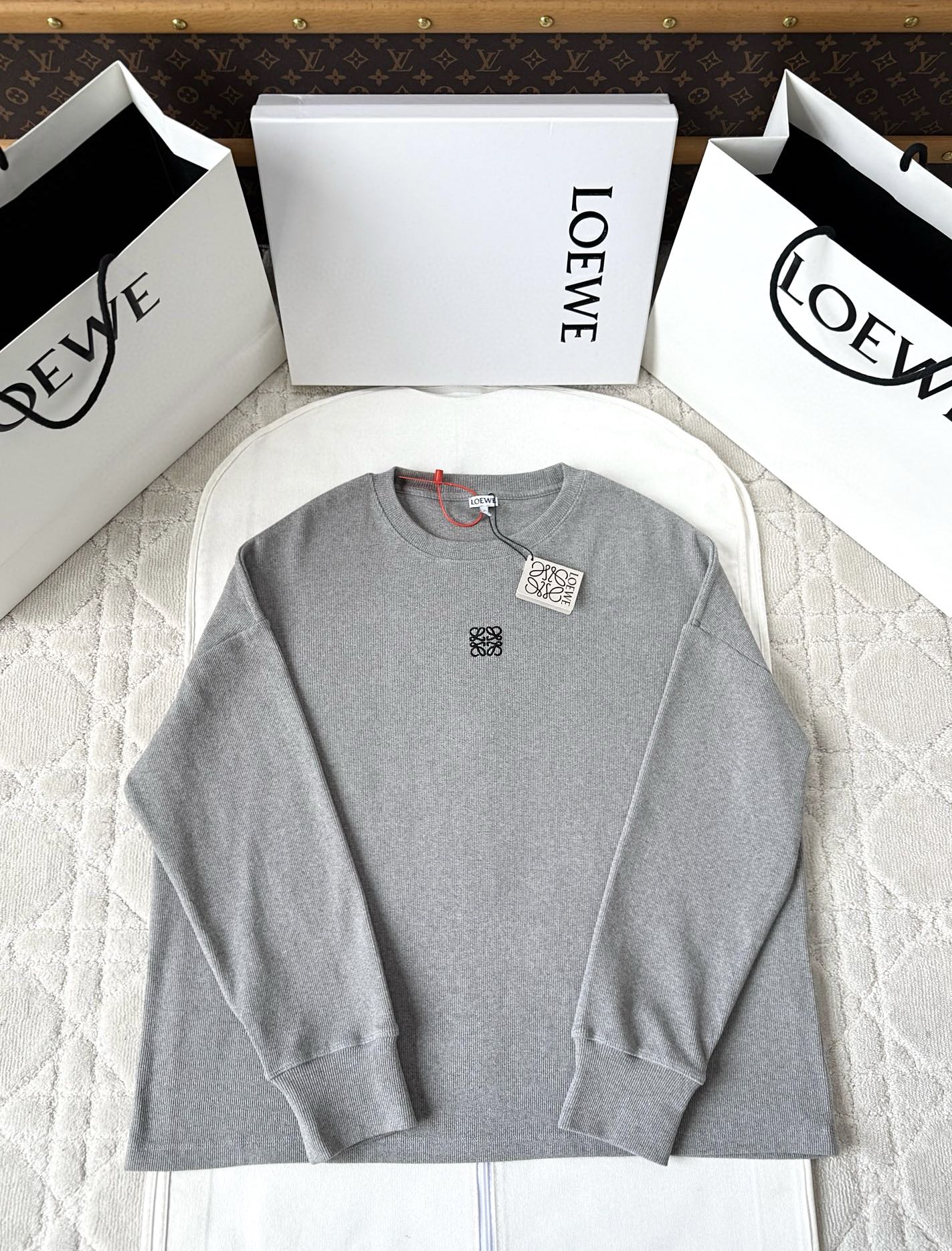 로에베 25fw 클래식 자수 로고 니트