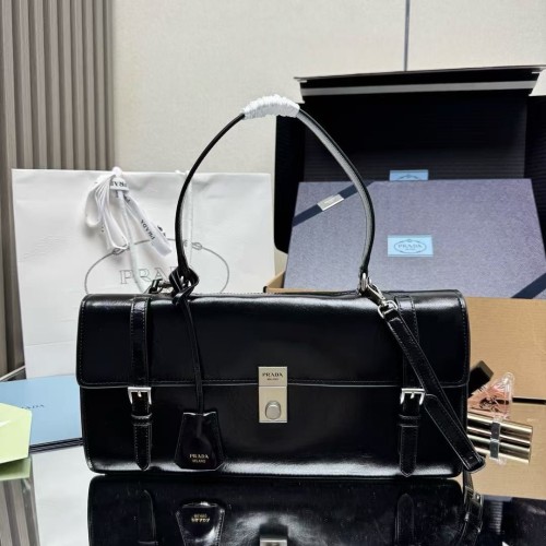 프라다 럭스 소프트 숄더백