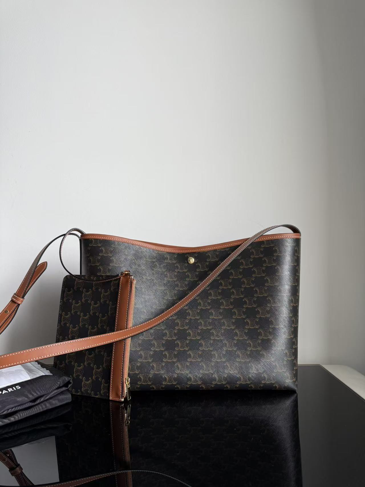 셀린느 소프트 쇼퍼 백 트리옹프 캔버스 & 카프스킨