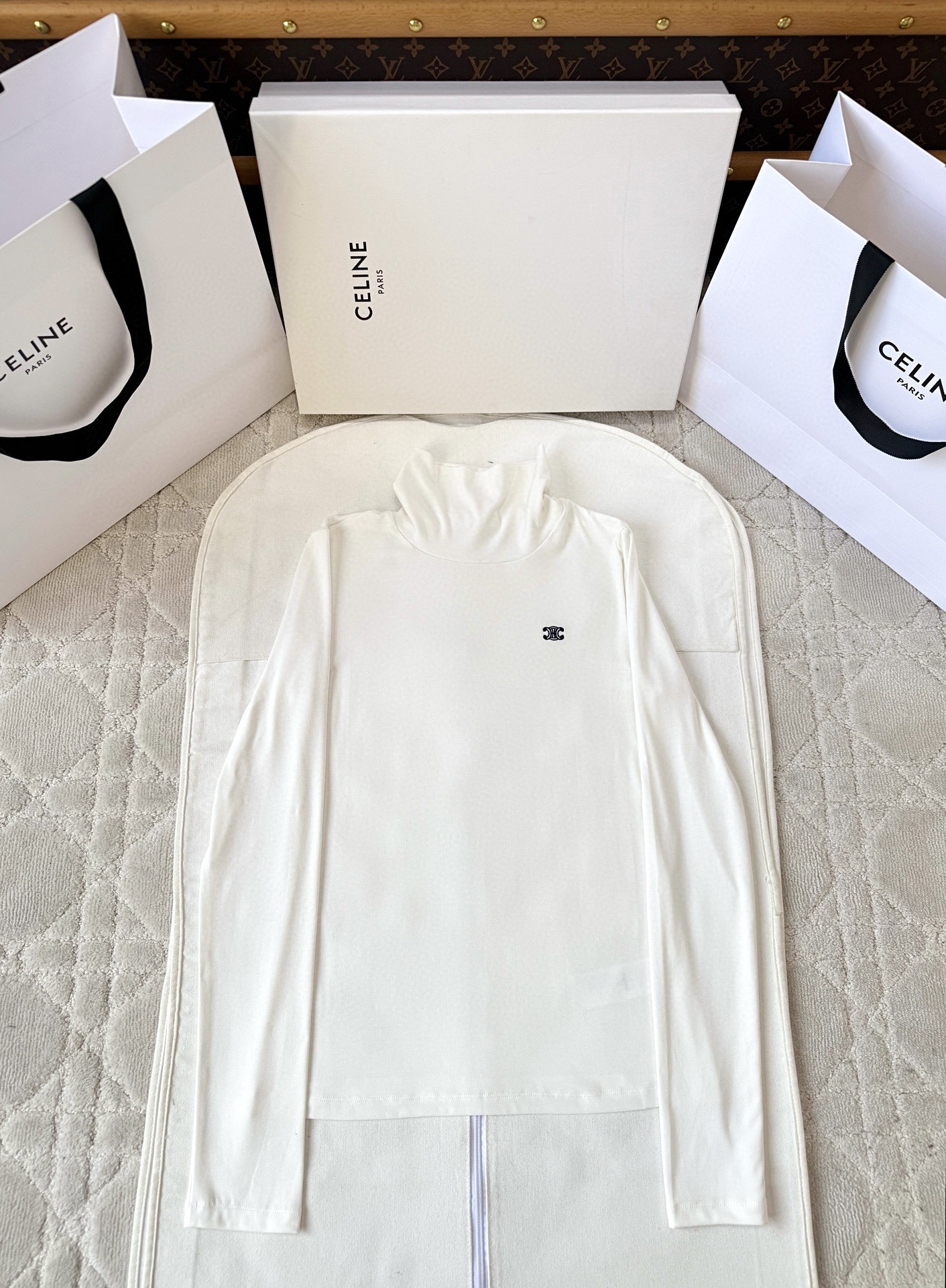 셀린느 하이넥 긴팔 티셔츠