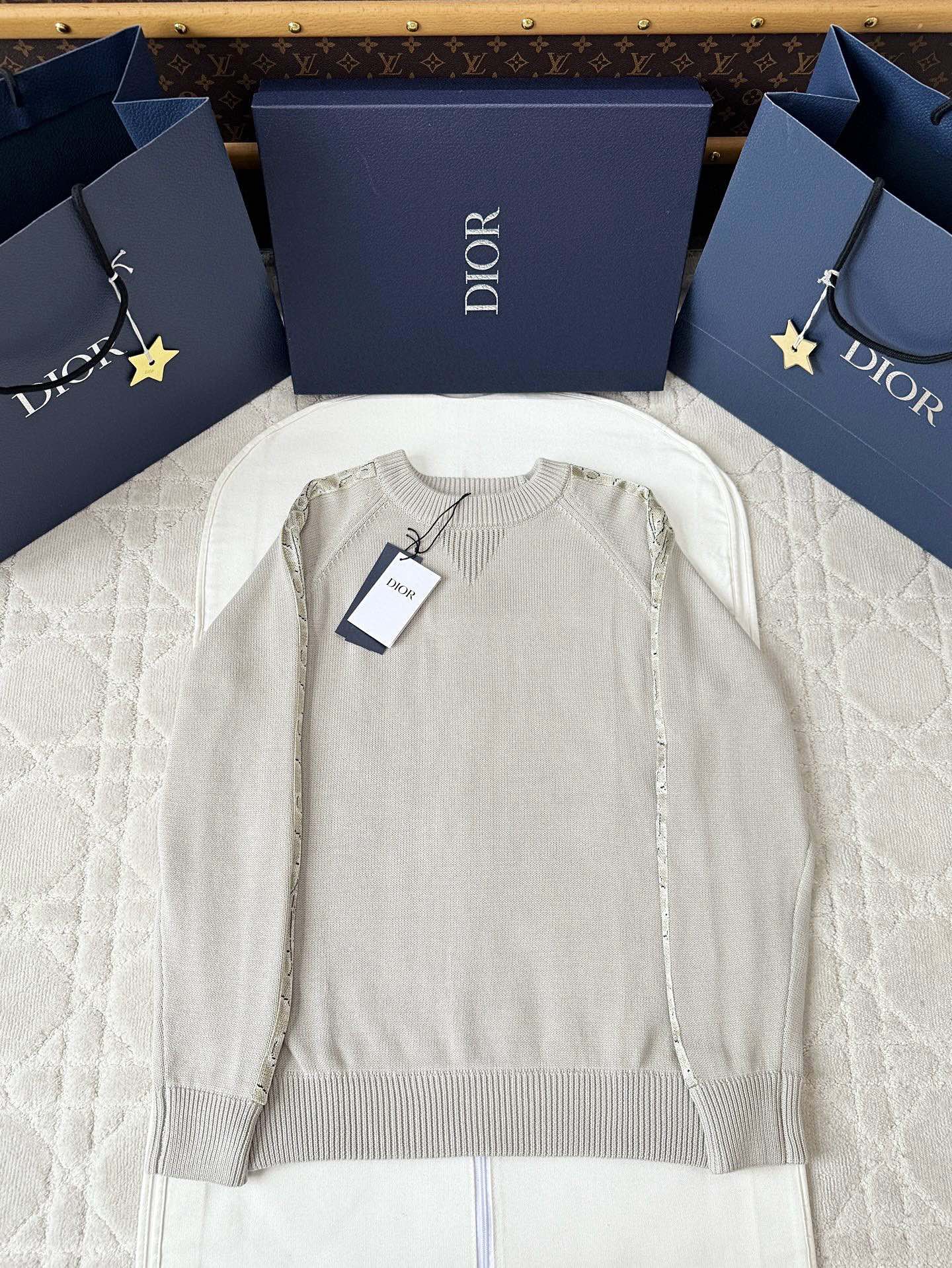 디올 라운드넥 스웨터