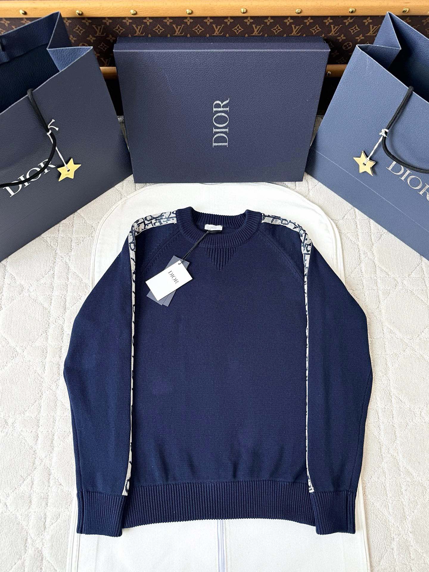 디올 라운드넥 스웨터