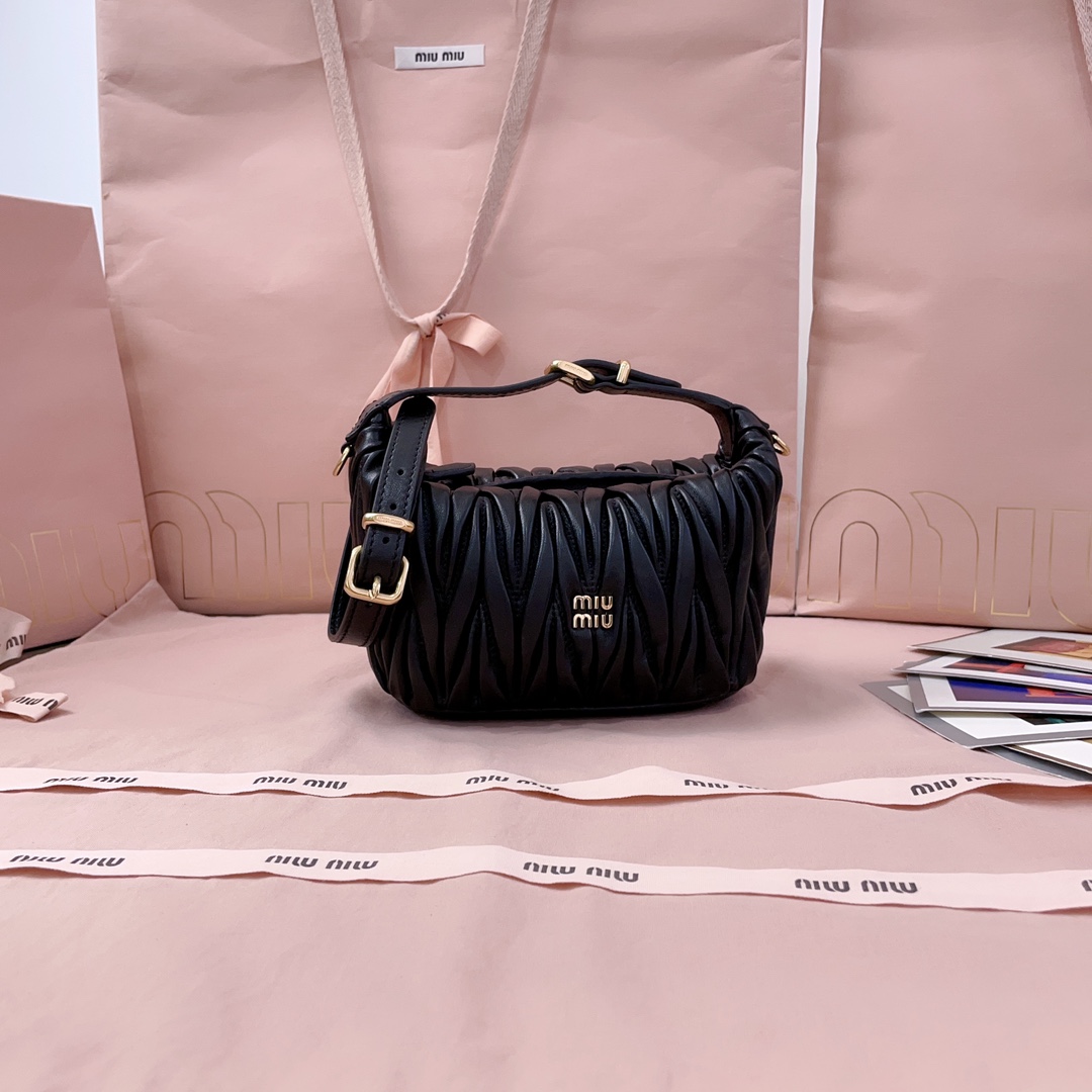 미우미우 마테라쎄 나파 가죽 파우치 5NE026