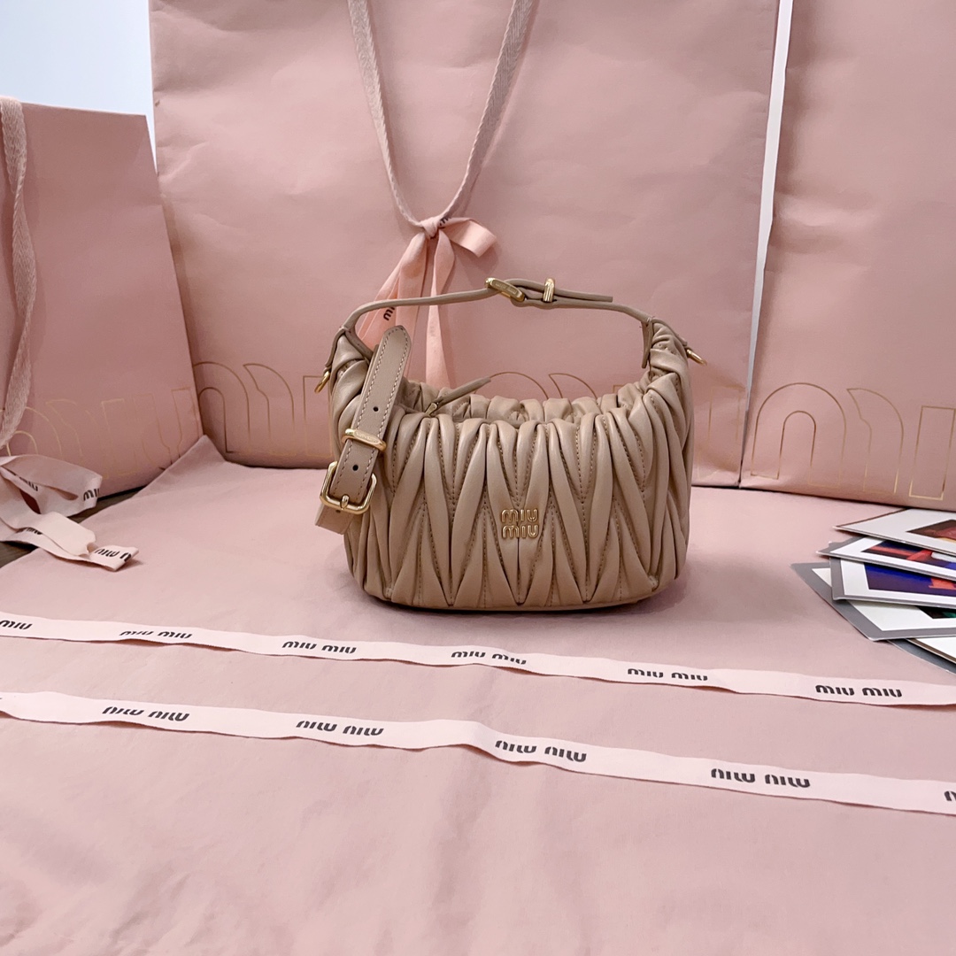 미우미우 마테라쎄 나파 가죽 파우치 5NE026