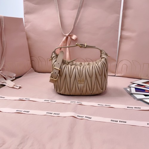 미우미우 마테라쎄 나파 가죽 파우치 5NE026