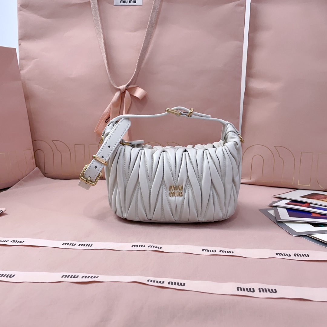 미우미우 마테라쎄 나파 가죽 파우치 5NE026