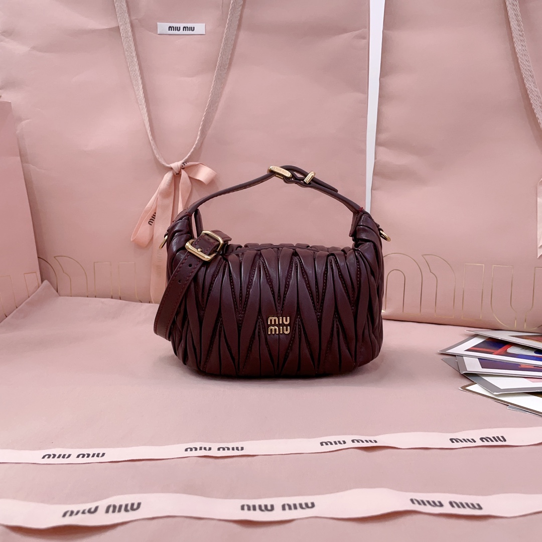 미우미우 마테라쎄 나파 가죽 파우치 5NE026