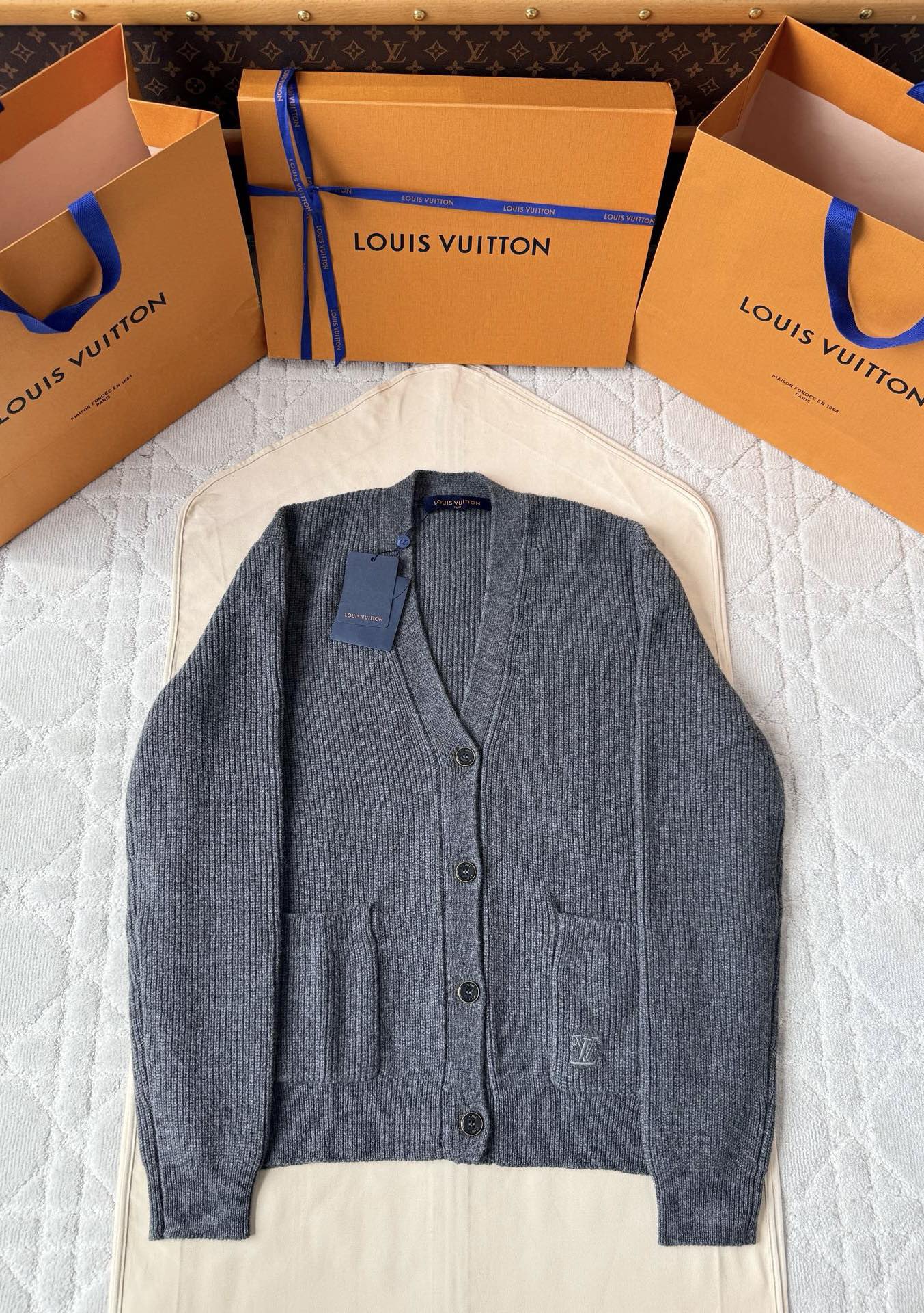 루이비통 자수 버튼 가디건