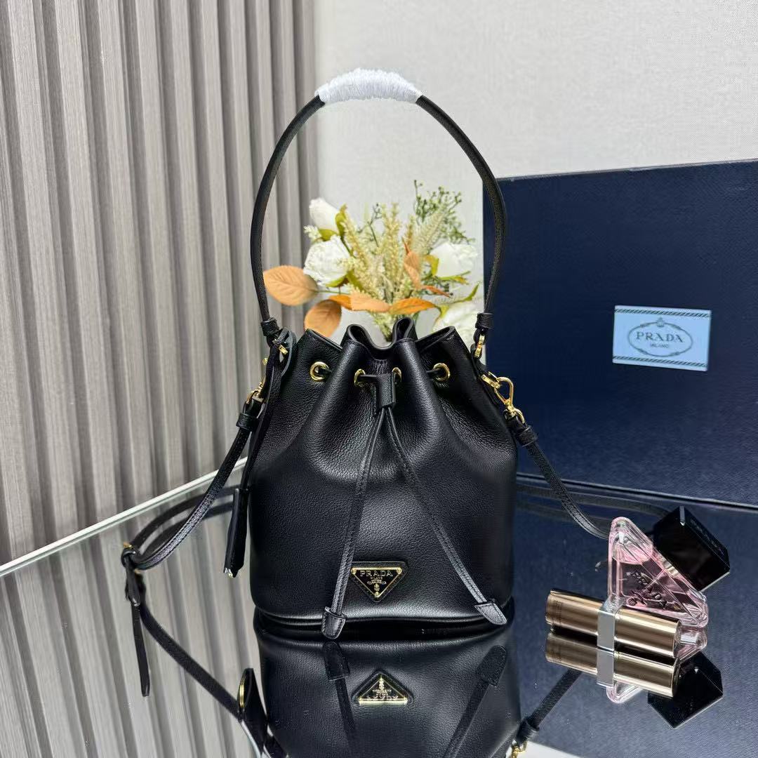 프라다 소가죽 버킷백