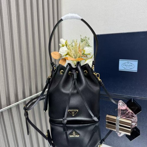 프라다 소가죽 버킷백