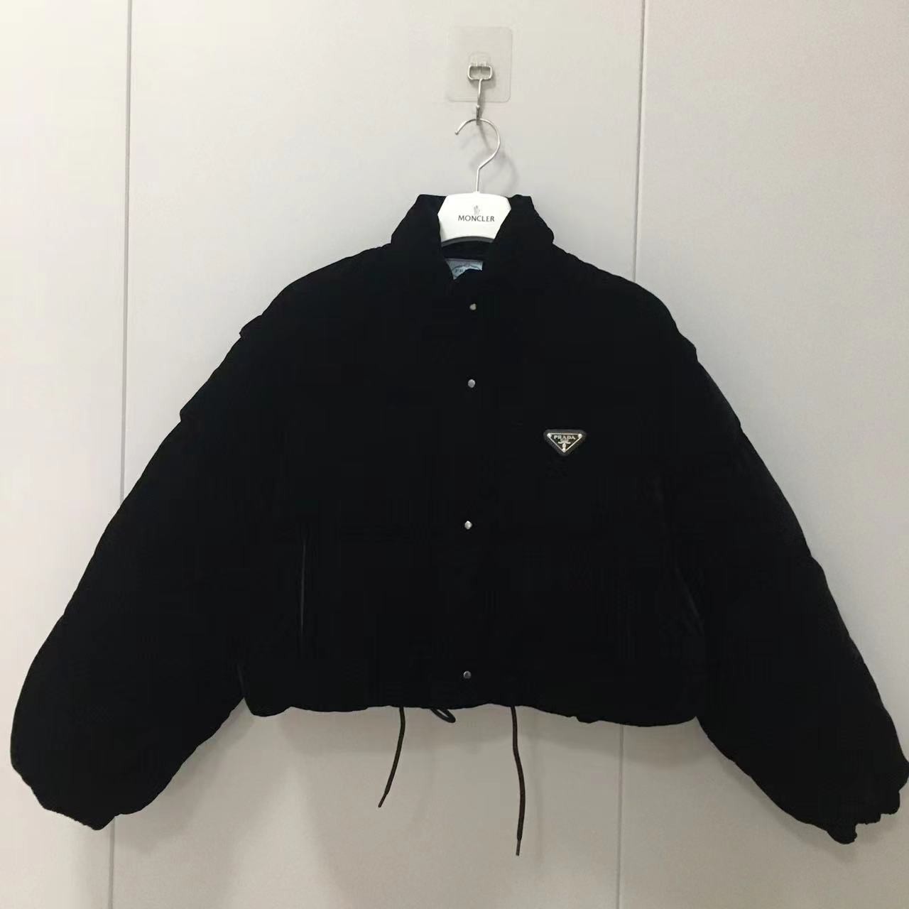 프라다 크롭 벨벳 다운 자켓