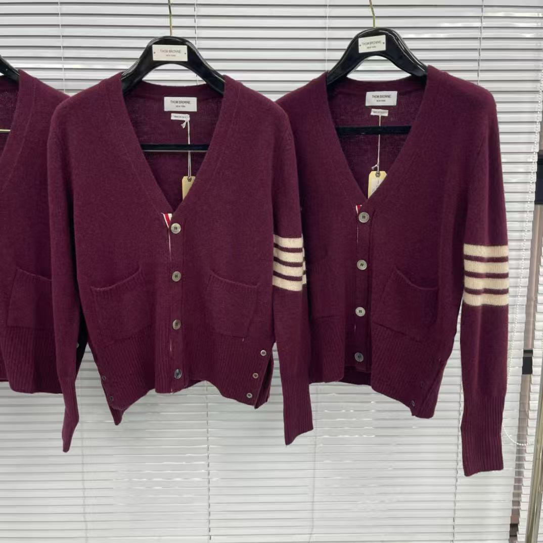톰브라운 클래식 메리노 울 사선 가디건 버건디