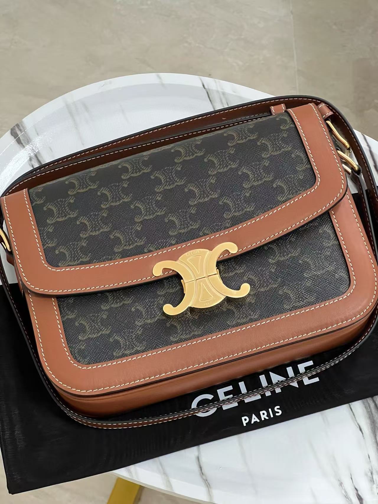 셀린느 트리옹프 숄더백 미듐 탄