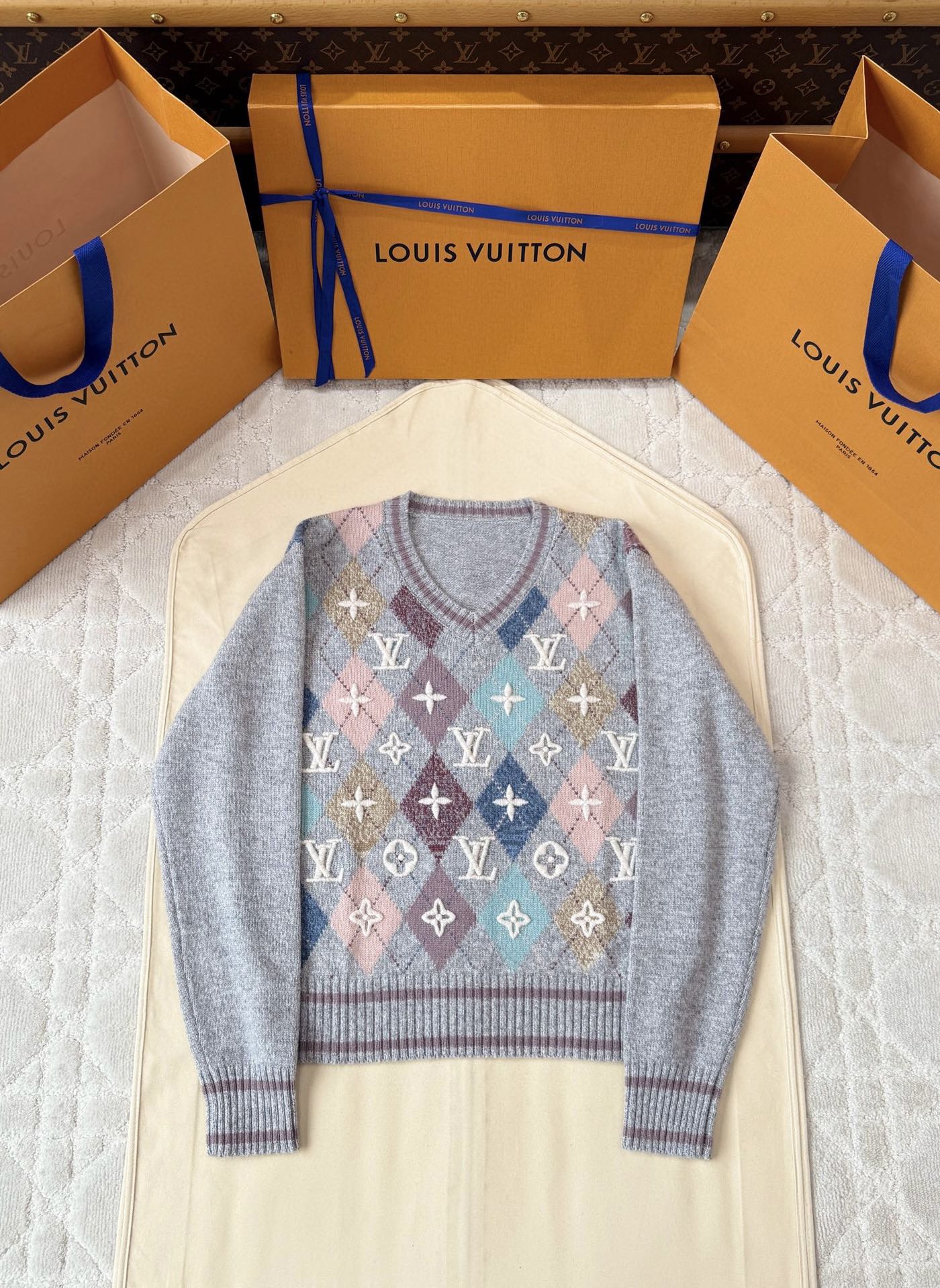 루이비통 V넥 스웨터