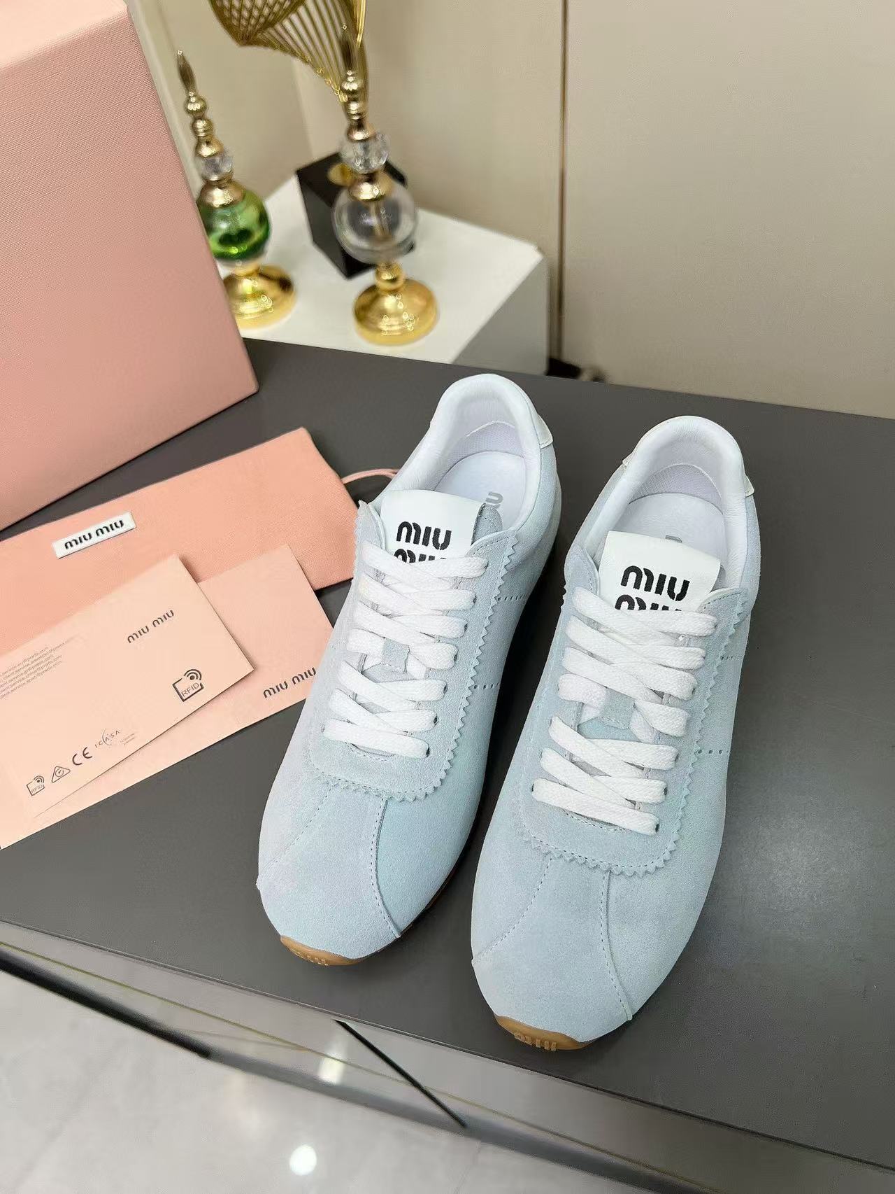 미우미우 스웨이드 스니커즈 라이트 블루