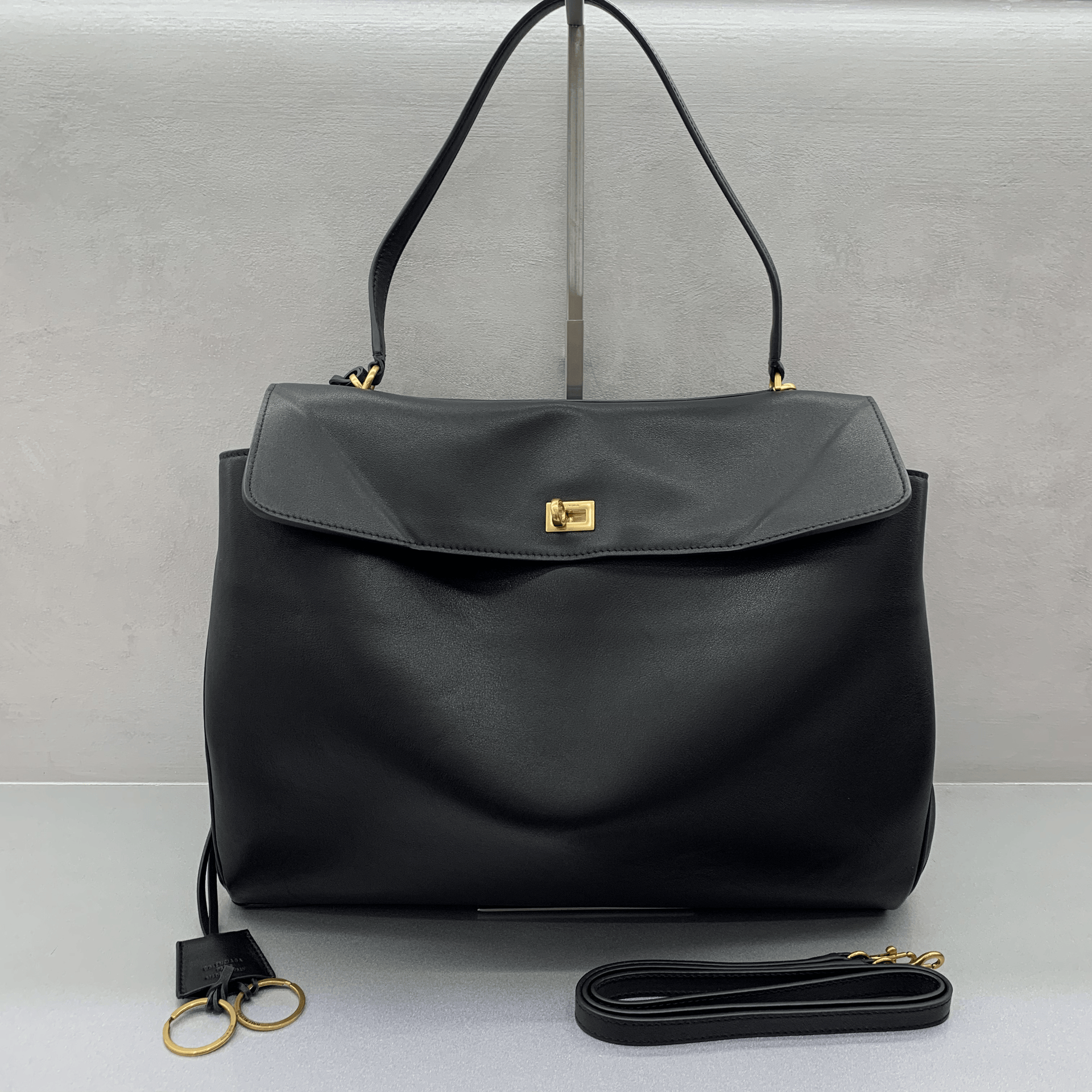 발렌시아가 로데오 라지 핸드백 블랙