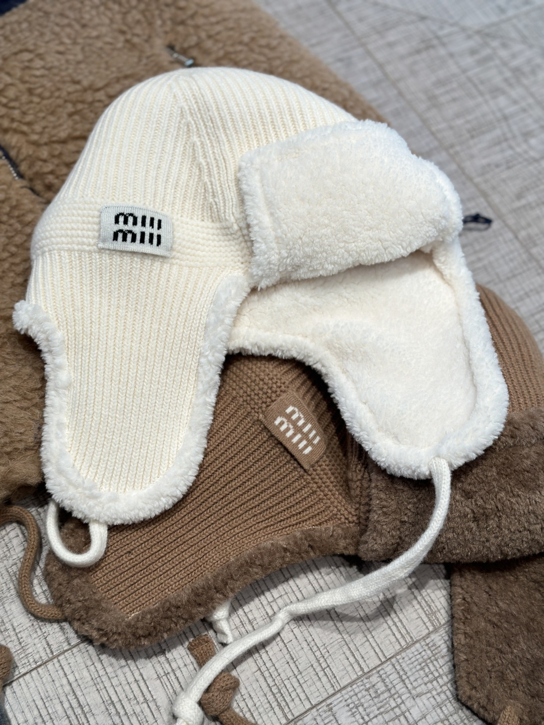 미우미우 울 캐시미어 시어링 트래퍼 햇