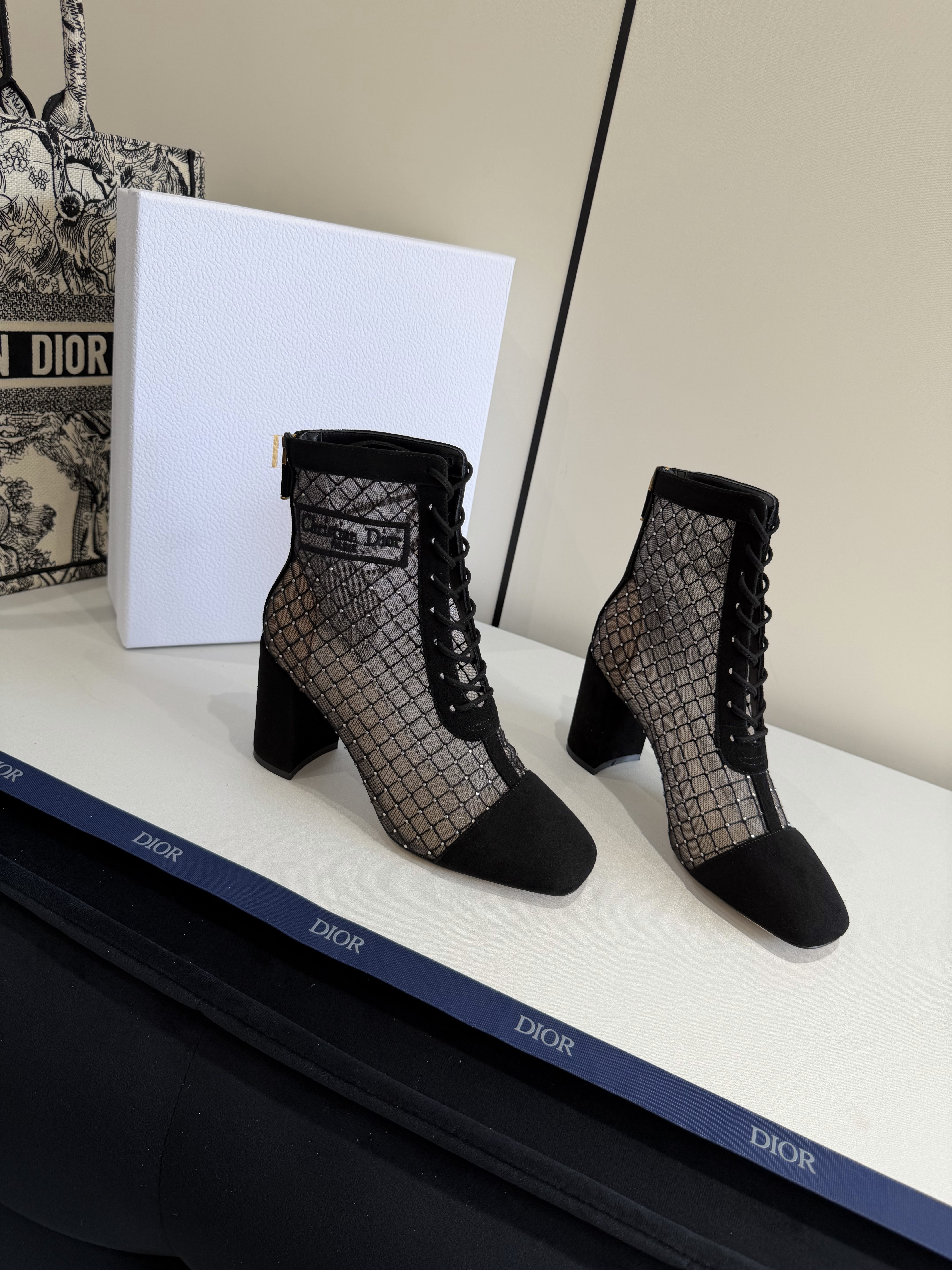 디올 노틸리-D 힐 앵클 부츠