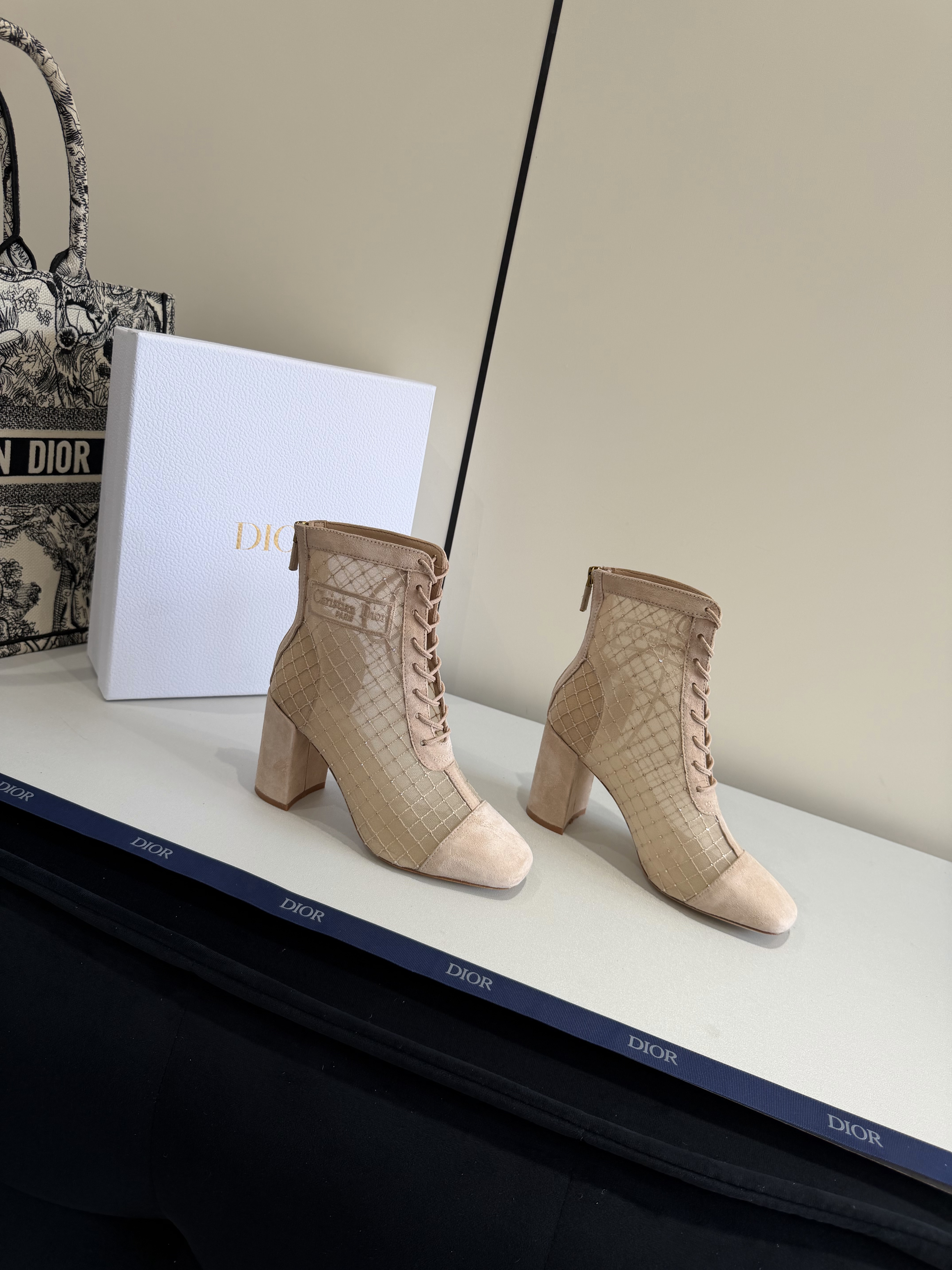 디올 노틸리-D 힐 앵클 부츠