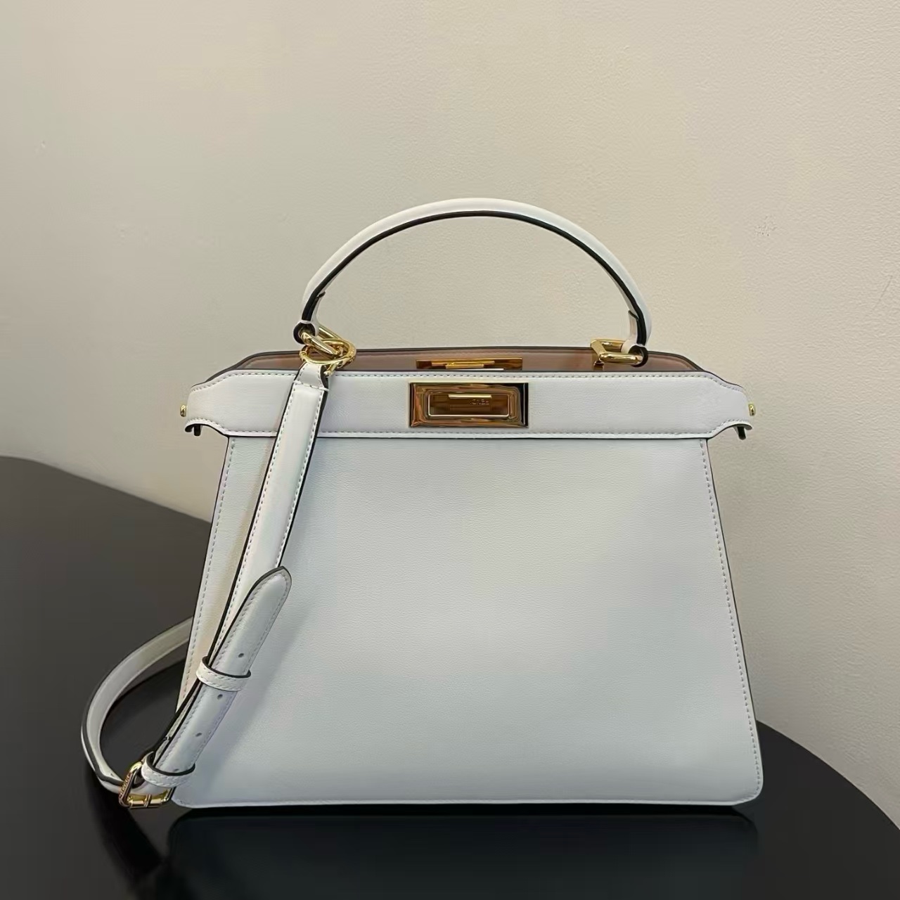 펜디 아이씨유 피카부백 미디움 화이트