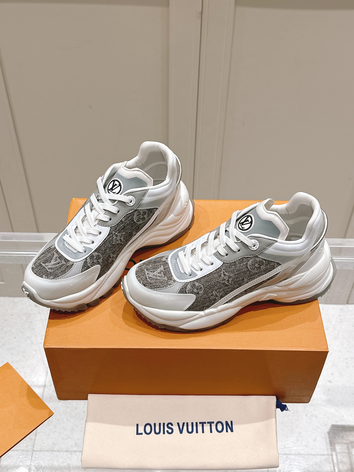 루이비통 런 55 스니커즈