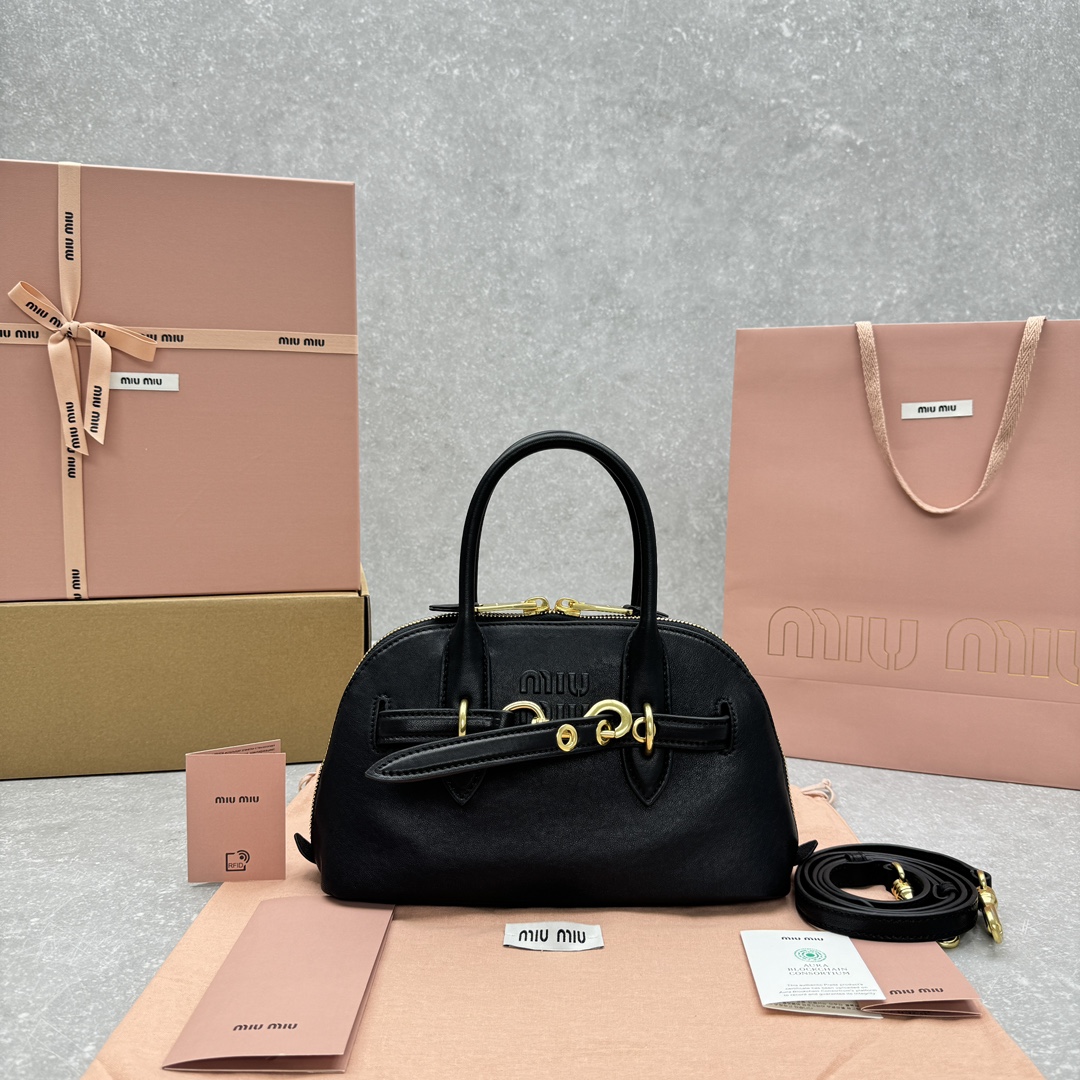 미우미우 아방뛰르 스몰 나파 가죽 백 블랙