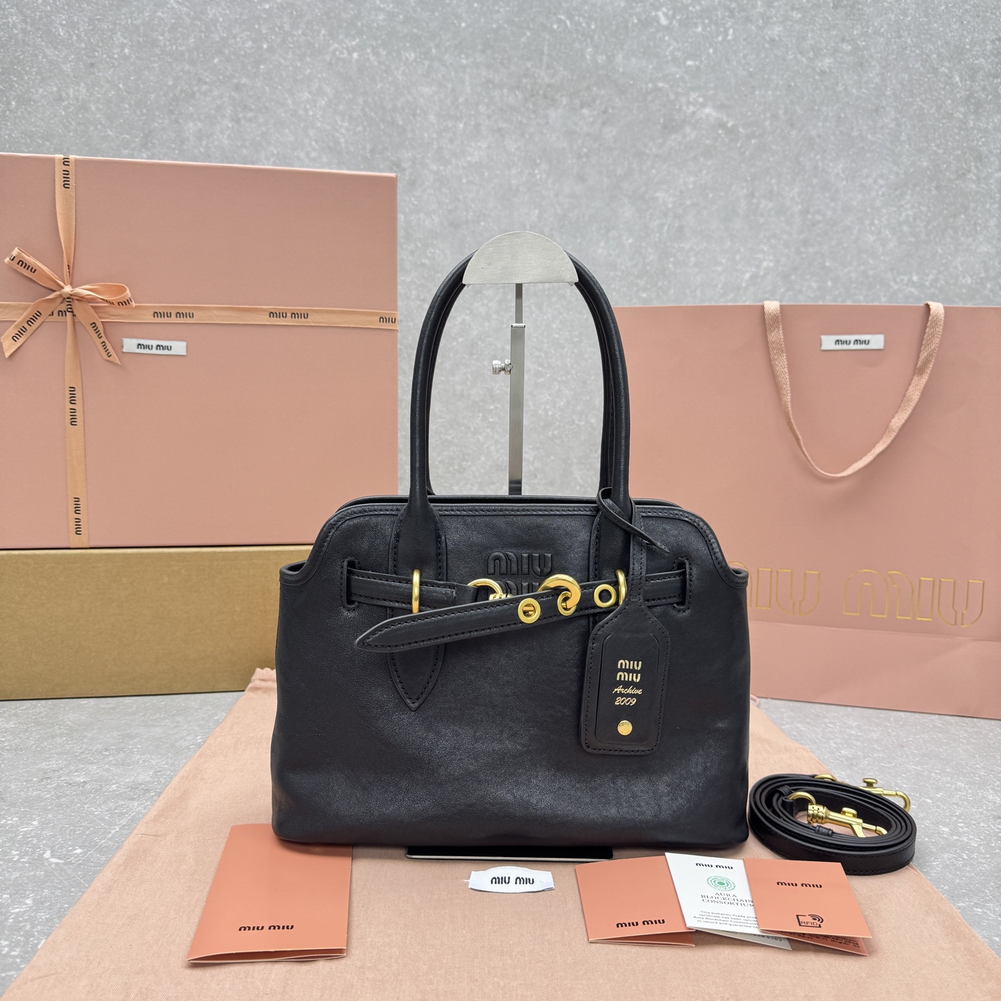 미우미우 아방뛰르 나파 레더백 블랙