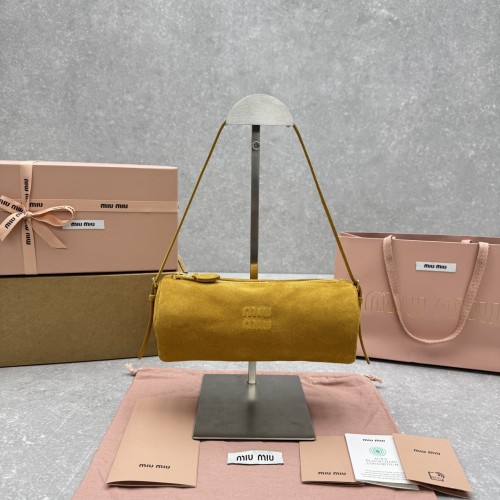 미우미우 스웨이드 파우치 백