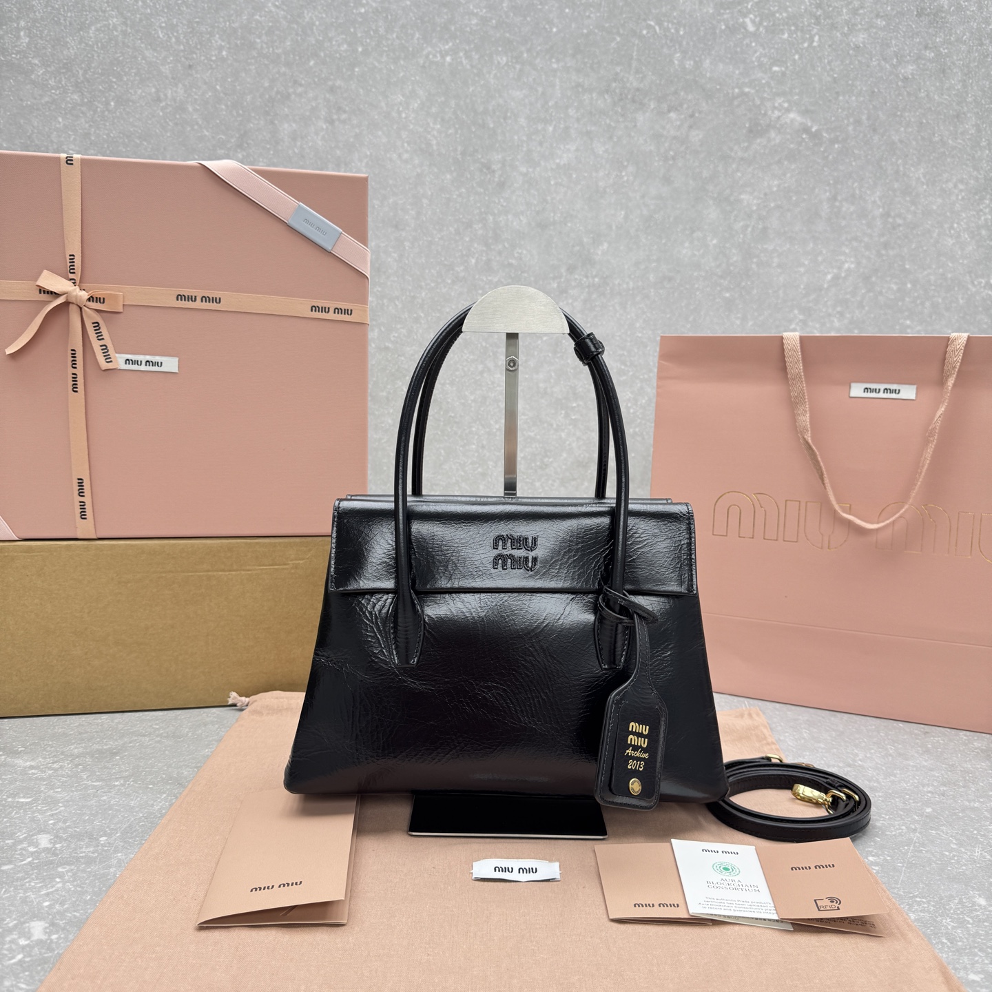 미우미우 솔리테르 광택 가죽 백