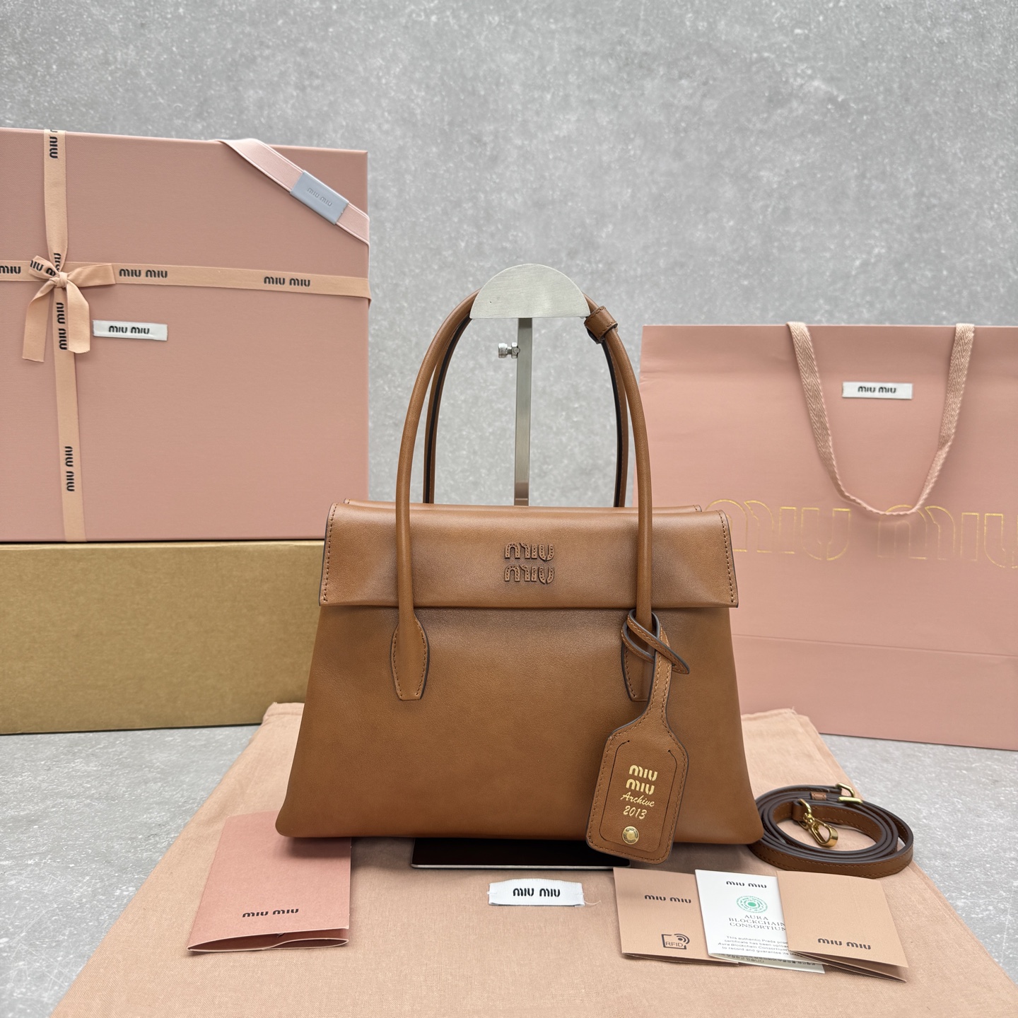 미우미우 솔리테르 광택 가죽 백