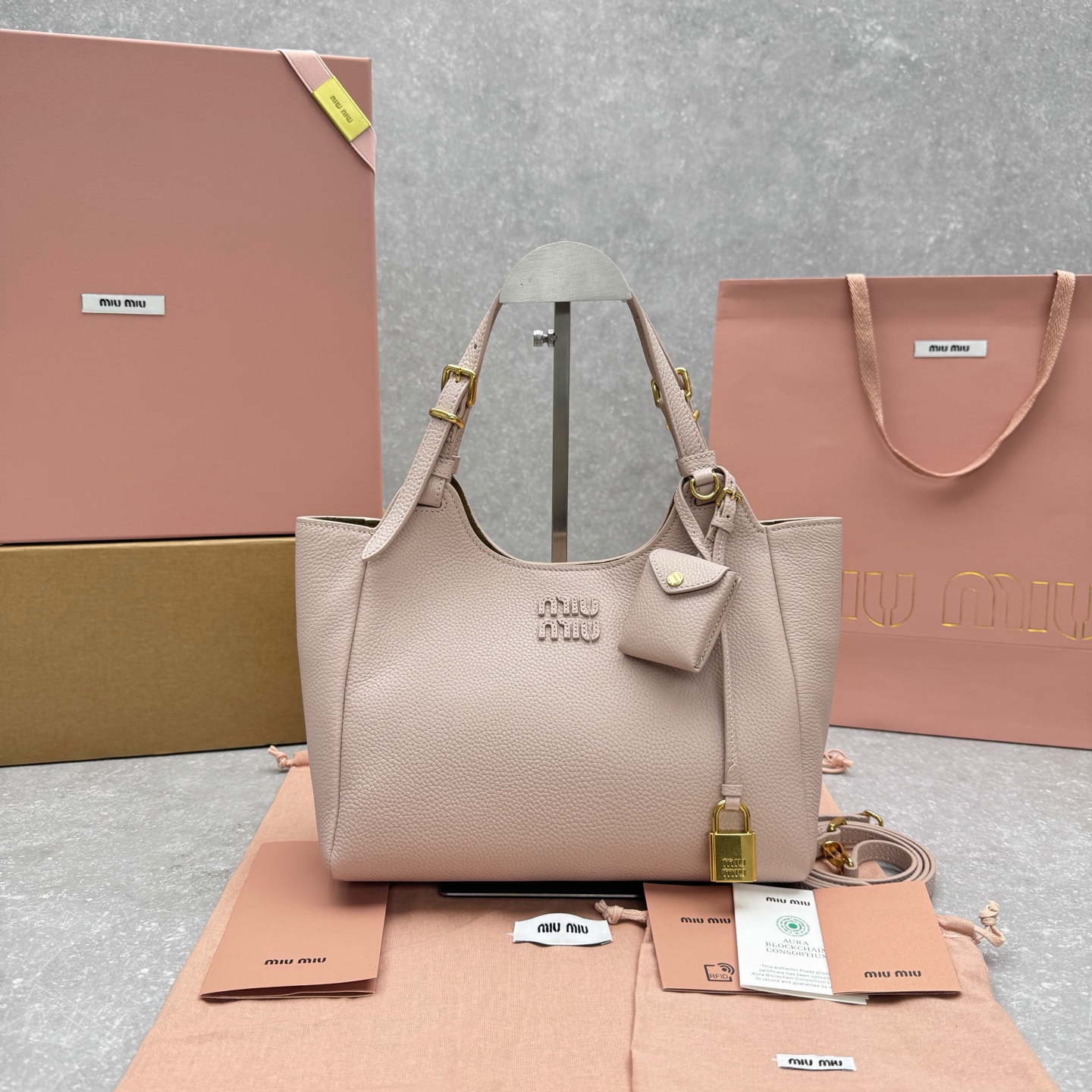 미우미우 가죽 핸드백