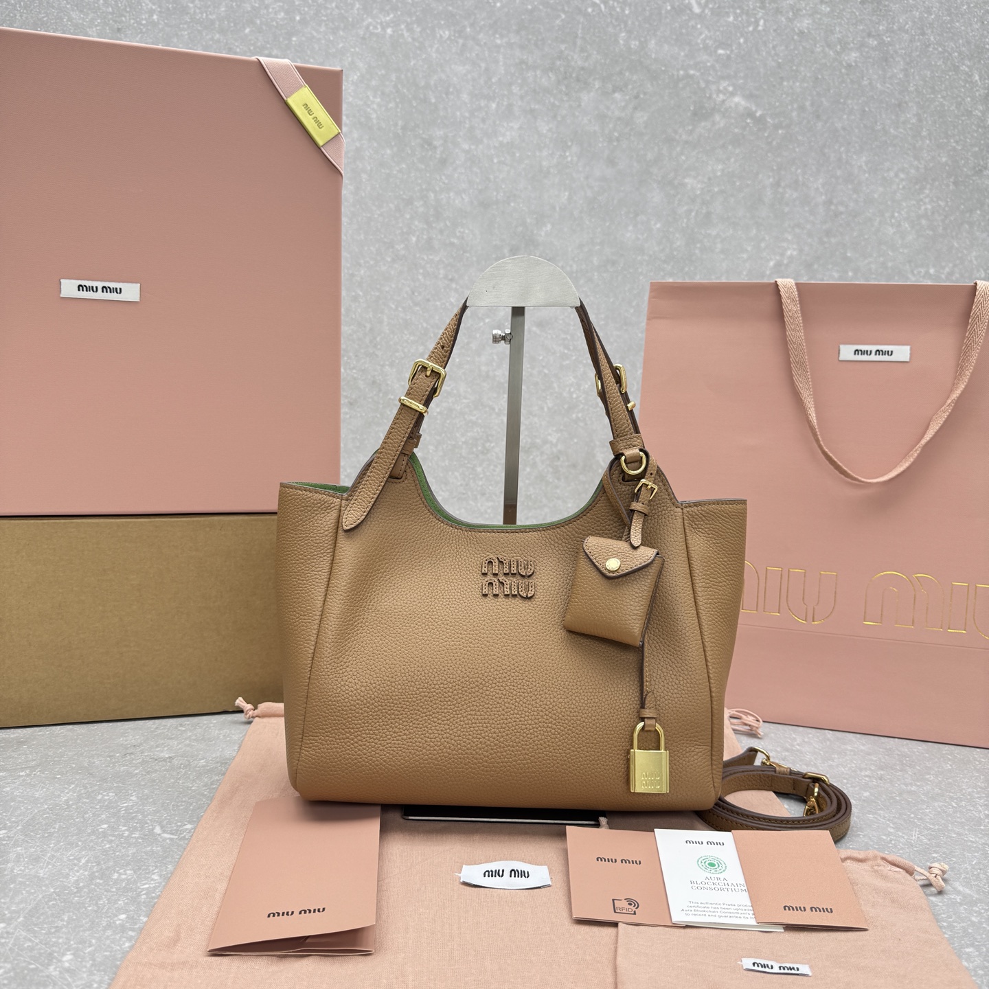 미우미우 가죽 핸드백