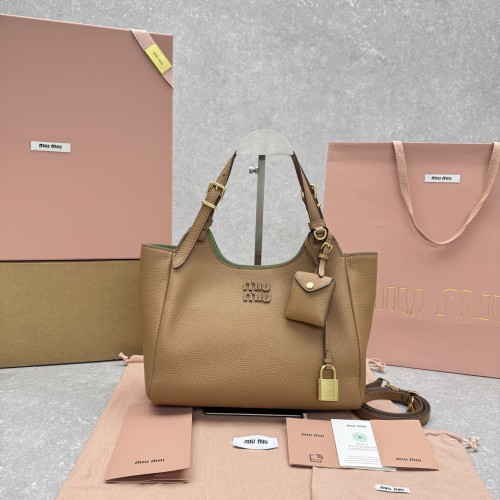 미우미우 가죽 핸드백