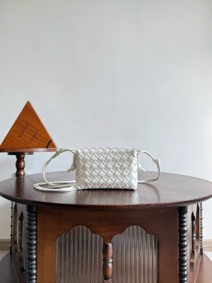 보테가베네타 미니 루프 카메라 백 화이트 723547