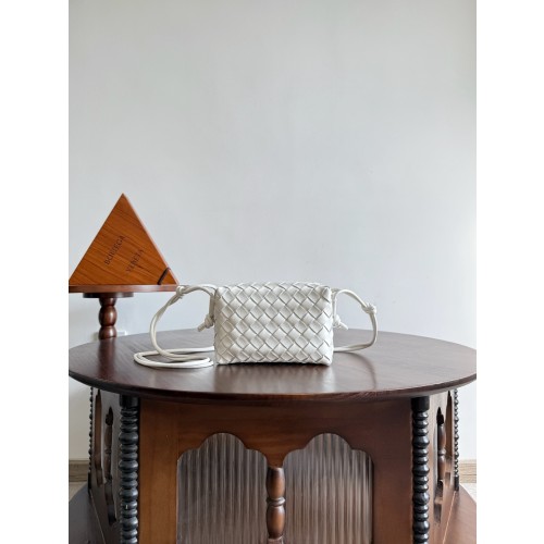 보테가베네타 미니 루프 카메라 백 화이트 723547