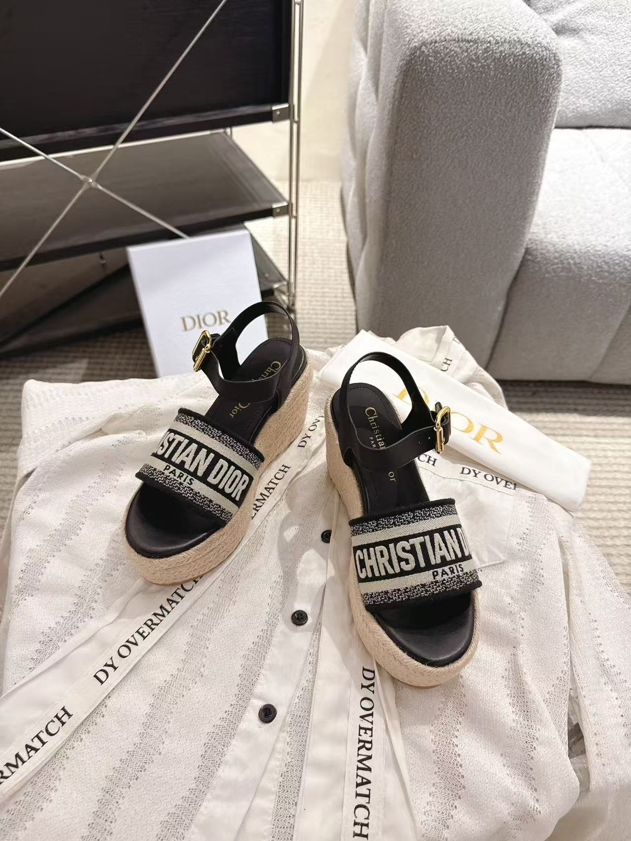 디올 디웨이 웨지 샌들