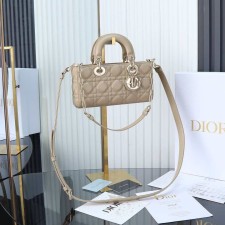 디올 디조이 백 까나쥬 램스킨 파우더 베이지