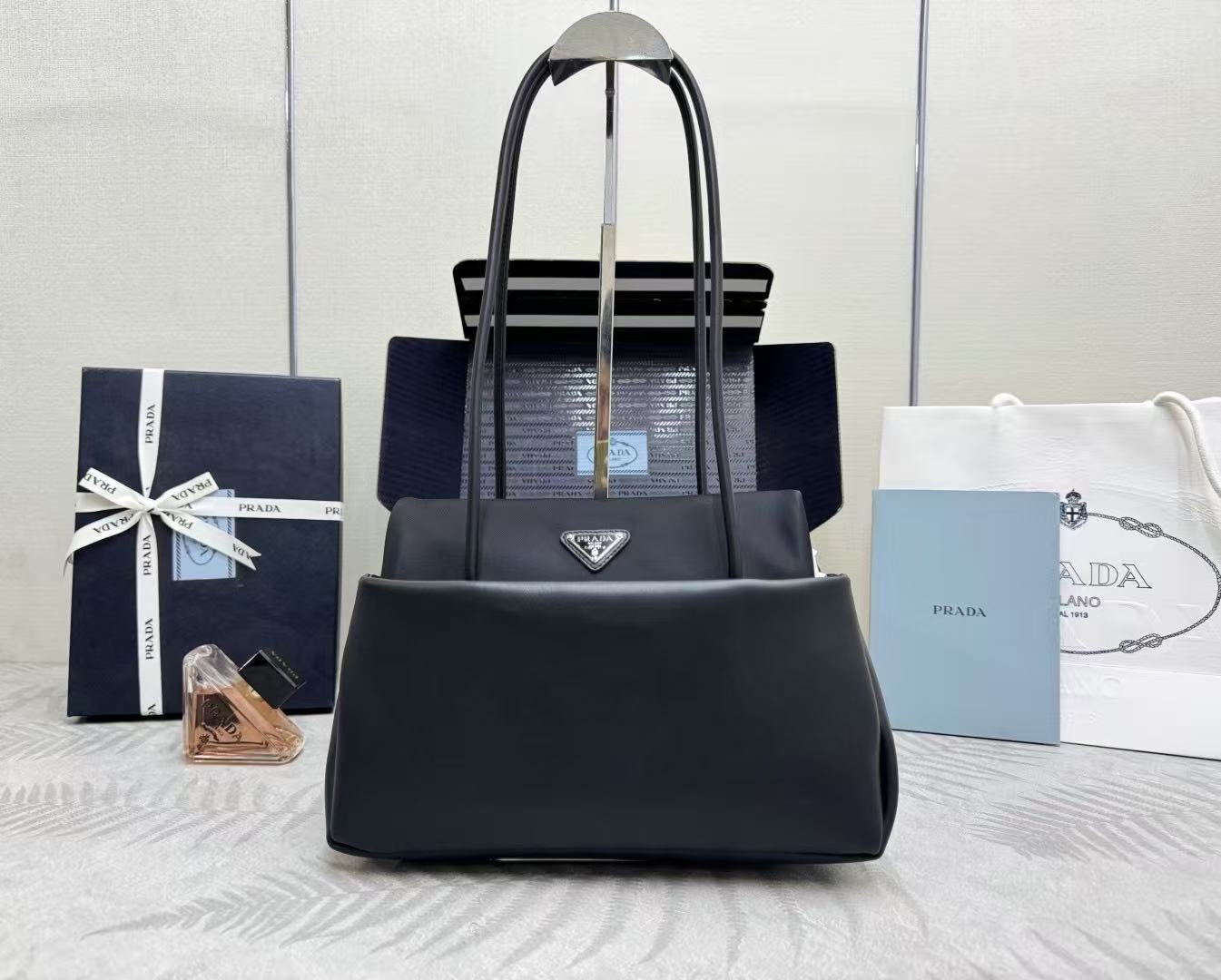 프라다 패시지백