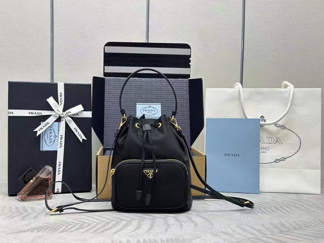 프라다 버킷백