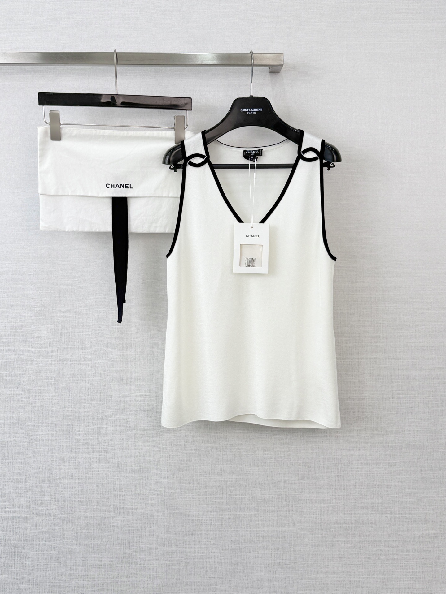 샤넬 V넥 민소매 탑