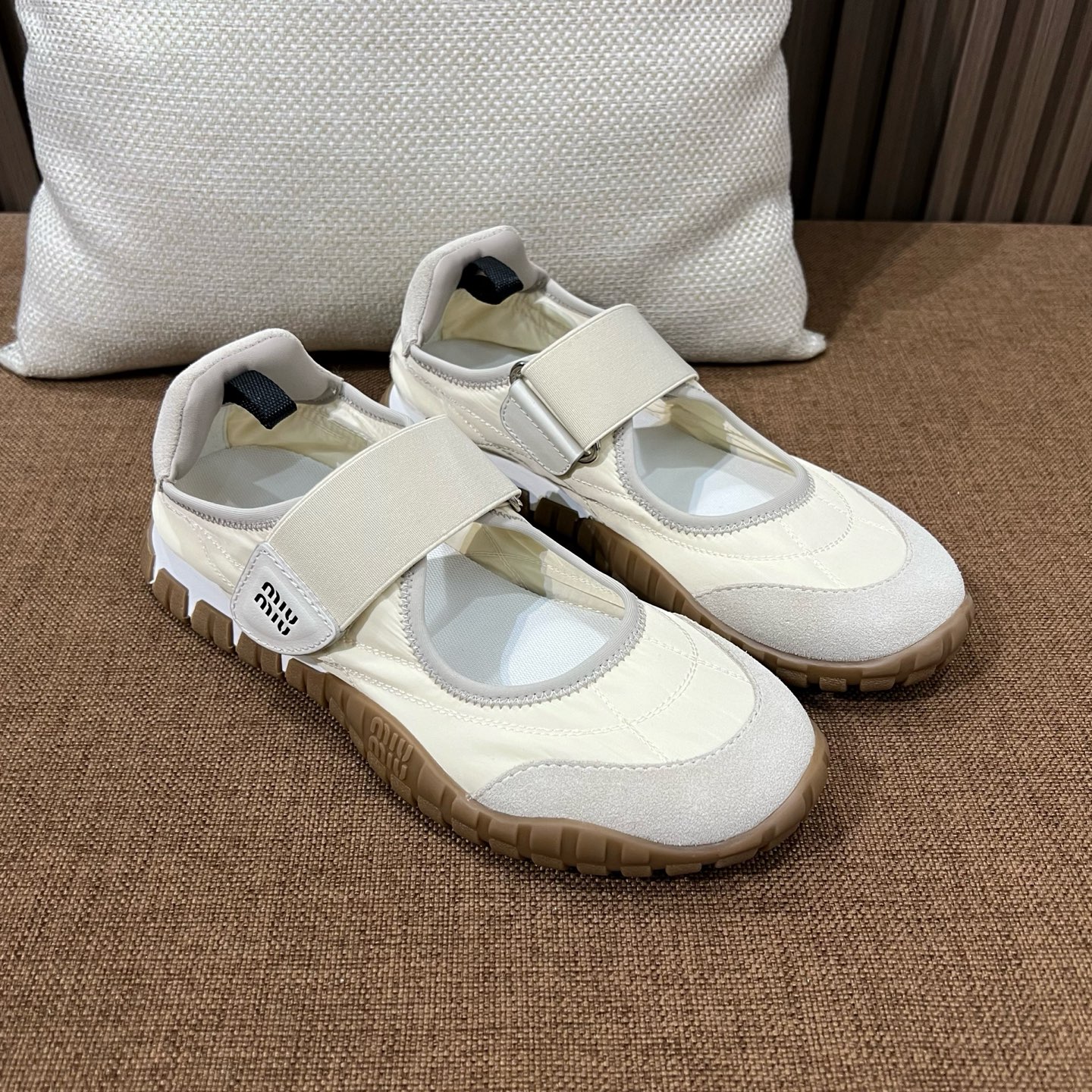 미우미우 타이어 테크니컬 소재 및 스웨이드 발레리나[정품급]