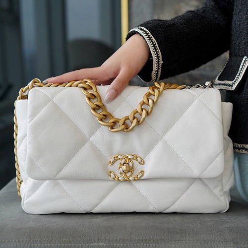 샤넬 19 플랩백 램스킨 금장 화이트 라지