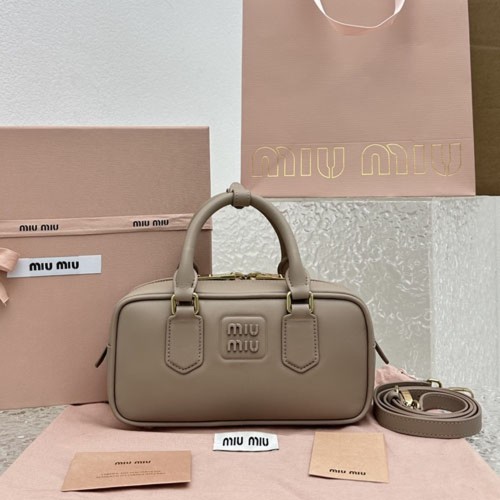 미우미우 아르카디 가죽백 레귤러 베이지