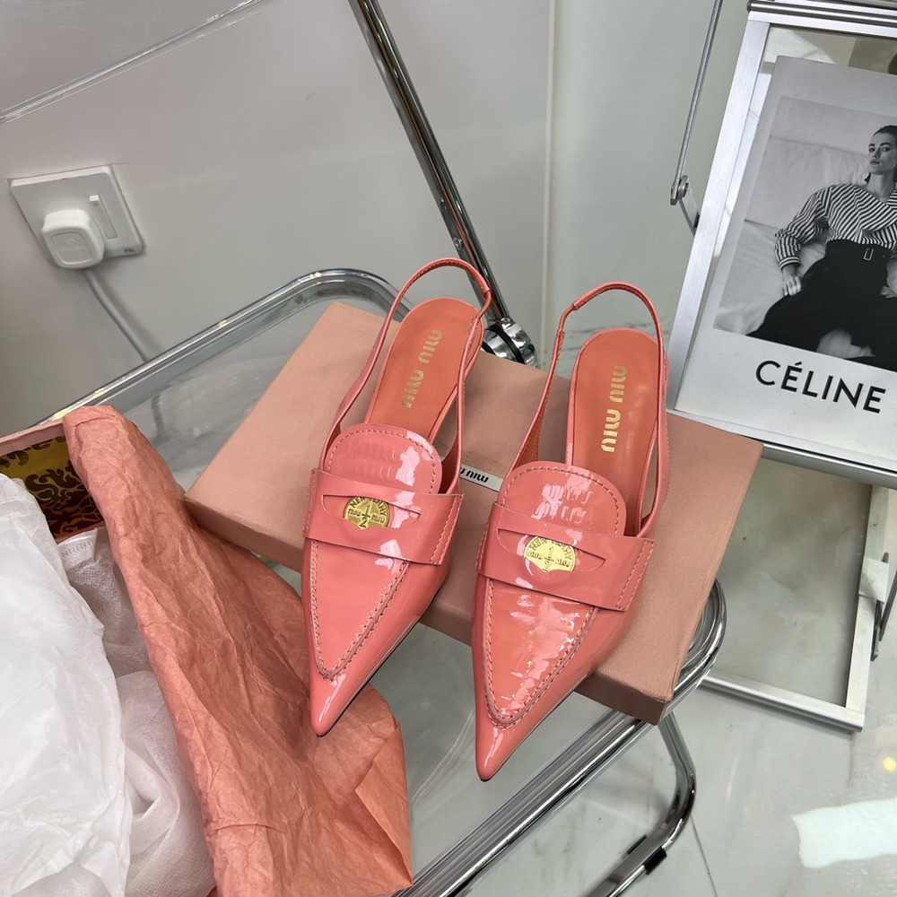 미우미우 브러시드 레더 슬링백 03